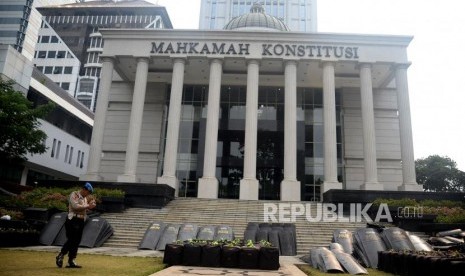 Petugas kepolisian berada di depan Gedung Mahkamah Konstitusi, Jakarta, Senin (24/6).