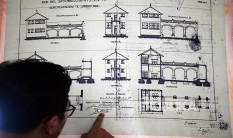 Pengunjung melihat denah bangunan bersejarah / Ilustrasi 