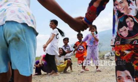 Sejumlah anak nampak bermain di sekitar tempat pengungsian Duyu, Palu Barat, kecamatan Tatanga, Selasa (9/10).