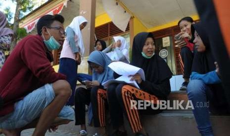 Aktivitas Pendidikan : Siswa-siswi SMP Negeri 6 melakukan pendataan saat beraktivitas di sekolahnya di Jalan Dewi Sartika, Palu, Sulawesi Tengah, Senin (8/10).