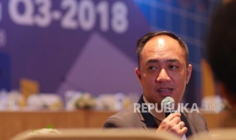 Senior Vice President PT Bank Pembangunan Daerah Jawa Barat dan Banten Tbk (BJB) M As'adi Budiman menjawab pertanyaan wartawan pada acara Analyst Meeting Q3-2018 di Jakarta, Kamis (25/10).