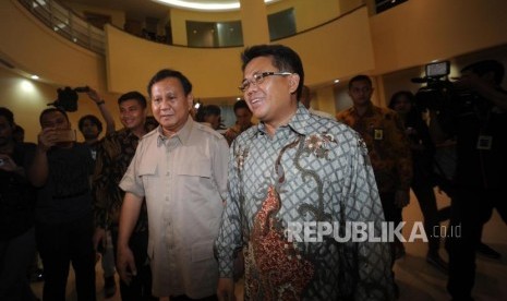 Ketua Umum Partai Gerindra Prabowo Subianto (kiri) disambut oleh  Presiden PKS Sohibul Iman(kanan) saat mendatangi kantor DPP PKS untuk melakukan pertemuan dengan Partai PAN dan PKS, Jakarta, Ahad (24/12).