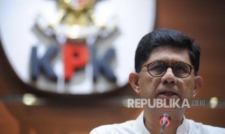 Wakil Ketua KPK, Laode M Syarif,  memberikan keterangan kepada media terkait penetapan tersangka kasus korupsi terhadap calon kepala daerah Maluku Utara, di kantor KPK,  Jakarta, Jumat (16/3).