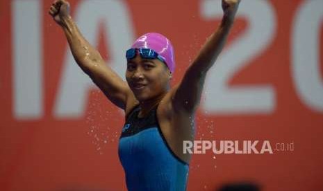 Selebrasi perenang Syuci indriani usai memenangkan final  Para Swim  100 Meter gaya dada di Asian Para Games, Stadion Akuatik, Jakarta, Senin (8/10).