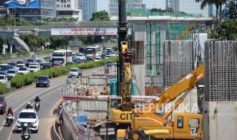 Pengerjaan proyek LRT di kawasan Cawang, Jakarta. ilustrasi