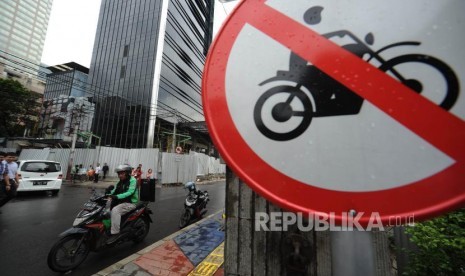 Larangan Motor. Rambu Larangan Motor di kawasan Sarinah, Jakarta Pusat