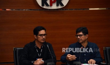 Wakil Ketua KPK Laode M. Syarif bersama Juri Bicara KPK Febri Diansyah memberikan keterangan saat konferensi pers di Gedung KPK, Jakarta, Sabtu (4/5).