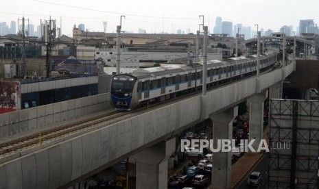 MRT. Kereta MRT melintas saat uji coba publik pengoperasian MRT fase I Koridor Lebak Bulus-Bundaran HI di Jakarta, Rabu (20/3).