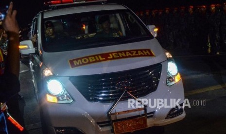 Peti Jenazah Ani Yudhoyono. Mobil Jenazah membawa peti Jenazah istri Keenam Presiden RI Susilo Bambang Yudhoyono di Lanud Halim Perdana Kusuma, Jakarta Timur, Sabtu (1/6).