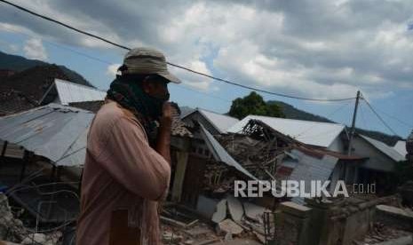 Warga melihat rumah yang rusak  akibat gempa, Desa Pemenang, Lombok Utara, NTB, Rabu (8/8).