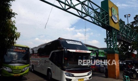 Sejumlah bus di Terminal Bekasi, Jawa Barat.