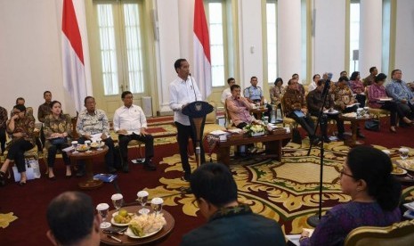 Presiden Joko Widodo memberikan arahan ketika memimpin Sidang Kabinet Paripurna di Istana Bogor, Jawa Barat, Senin (8/7/2019).