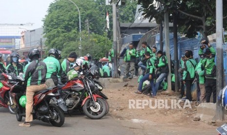 Parkir Sembarangan. Ojek daring melakukan parkir atau mangkal  sembarangan di jalan Pasar Minggu, Selasa (21/11).