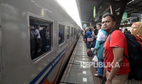 Arus Mudik Stasiun Senen. Penumpang memadati peron Stasiun Pasar Senen, Jakarta, Ahad (10/6).