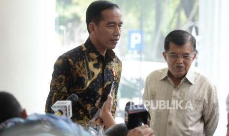 Jokowi Temui JK, Presiden Joko Widodo (kiri) bersama Wapres Jusuf Kalla menjawab pertanyaan wartawan usai pertemuan di Istana Wakil Presiden, Jakarta, Kamis (9/8).