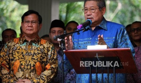 Ketua Umum Partai Gerindra Prabowo Subianto (kiri) bersama Ketua Umum Partai Demokrat Susilo Bambang Yudhoyono (kanan) memberikan keterangan kepada media usai pertemuan tertutup di kediaman Prabowo, Jalan Kertanegara, Kebayoran Baru, Jakarta, Senin (30/7).