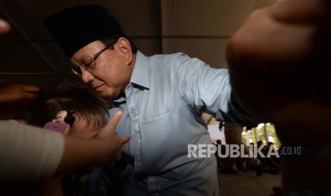 Calon Presiden no urut 2., Prabowo Subianto mencium anak saat hadir dalam Deklarasi Gerakan Emas (Gerakan Emak dan Anak Minum Susu) di Stadion Klender, Jakarta, Rabu (24/10).