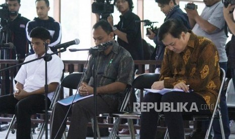 Tersangka kasus suap proyek Meikarta, Billy Sindoro (kanan) beesama kedua tersangka lainnya mengikuti sidang eksepsi, di Pengadilan Tipikor, Kota Bandung, Jalan LRE Martadinata, Kota Bandung, Rabu (26/12).