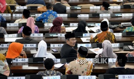 Anggota DPD Jimly Asshiddiqie berbincang bersama rekan sejawatnya saat mengikuti rapat paripurna MPR di Gedung Nusantara Kompleks Parlemen, Senayan, Jakarta, Rabu (2/10).