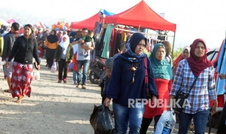 Warga usai berbelanja di pasar kaget Jalur Lingkar Leles, Kabupaten Garut, Jawa Barat. ilustrasi