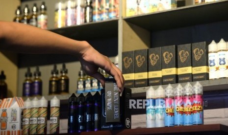 Aneka cairan rokok elektrik (vape). Paparan asap yang diembuskan pengguna vape sama berbahayanya dengan asap rokok.