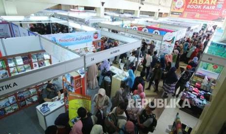 Pengunjung memadati Jabar Book Fair 2018 yang digelar Ikatan Penerbit Indonesia (IKAPI) dan Pemprov Jawa Barat, di Gedung Landmark, Jalan Braga, Kota Bandung, Ahad (5/8).