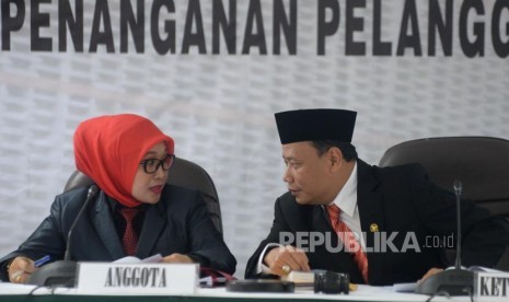 Ketua Bawaslu RI Abhan berbincang dengan Anggota Bawaslu Ratna Dewi Pettalolo.