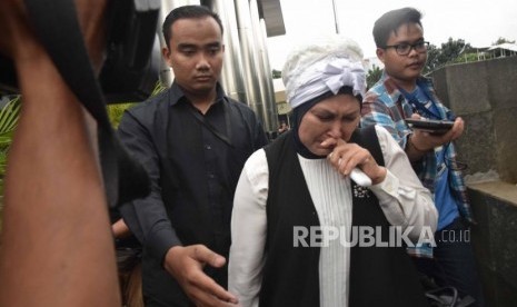 Ibu dari tersangka Gubernur Zumi Zola, Hermina Djohar, menangis usai dilakukan pemeriksaan di Komisi Pemberantasn Korupsi (KPK), Jakarta, Rabu (23/5).