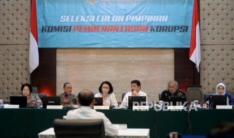 Ketua Pansel Capim KPK Yenti Garnasih (tengah) didampingi anggota pansel memimpin tes wawancara dan uji publik Calon Pimpinan Komisi Pemberantasan Korupsi (Capim KPK) periode 2019-2023 di Kementerian Sekretariat Negara, Jakarta, Selasa (27/8).