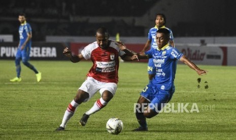 Gelandang Persib Bandung Febri Hariyadi (kanan).