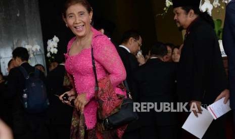 Menteri Kelautan dan Perikanan Susi Pudjiastuti bergegas untuk menghadiri Sidang Tahunan MPR, di Kompleks Parlemen, Senayan, Jakarta, Kamis (16/8).