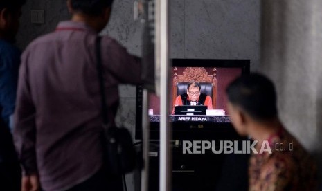 [ilustrasi] Pengunjung mengamati layar televisi ketika Ketua Majelis Hakim Mahkamah Konstitusi (MK) Arief Hidayat memimpin jalannya sidang di MK.