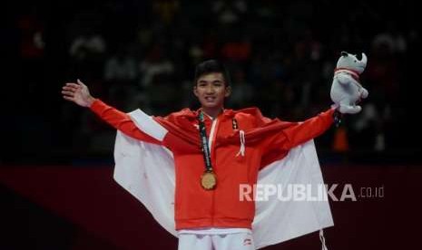 Karateka Indonesia Arrosyiid Rifki Ardiansyah usai pengalungan medali setelah memenangkan pertandingan cabang olahraga karate Asian Games 2018 kategori kumite 60 kilogram di JCC Plennary Hall, Jakarta, Ahad (26/8).