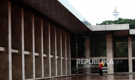 Petugas membersihkan lantai masjid Istiqlal, Jakarta, Rabu (7/11).