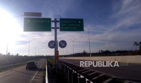 Sejumlah kendaraan melaju di ruas Tol Bakauheni-Terbanggibesar, Lampung, Kamis (2/5).