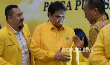 Ketua Umum Partai Golkar Airlangga Hartarto bersalaman dengan kader partai usai melakukan rapat pleno Partai Golkar di DPP Partai Golkar, Jakarta, Senin (29/1).