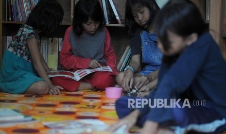 Anak-anak membaca buku di Taman Baca Bulian, Jagakarsa, Jakarta, Senin (12/3).