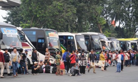 Suasana pemudik saat mendatangi Terminal Kampung Rambutan, Jakarta, Kamis (30/5).