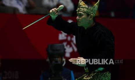 Pesilat Indonesia Sugianto saat tampil pada pertandingan cabang olahraga silat Asian Games 2018 kategori tunggal putra di Padepokan Pencak Silat TMII, Jakarta, Rabu (29/8).