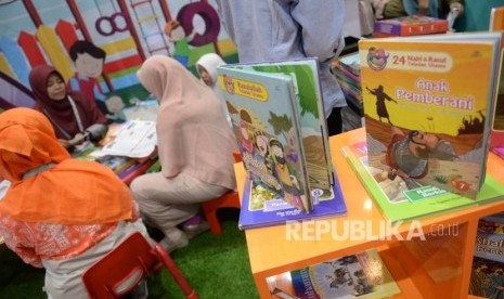 Islamic Book Fair 2019. Pengunjung memilih buku pada hari pertama Islamic Book Fair ke-18 di Balai Sidang Jakarta, Rabu (27/2/2019).