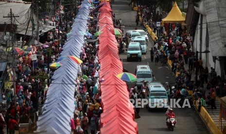 Kendaraan angkutan kota (angkot) jurusan Tanah Abang melintas di Jalan Jatibaru, Tanah Abang, Jakarta, Ahad (4/2).