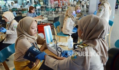 Dalam rangka peringatan Hari Tuberkulosis (TBC) petugas Kantor Kesehatan Pelabuhan (KKP) Kelas II Bandung melakukan pemeriksaan kepada pegawai  kafe, di Bandara Husein Sastranegara, Kota Bandung, Senin (9/4).