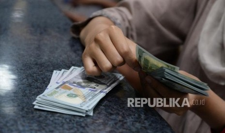 Cadangan Devisa Susut. Pegawai menghitung mata uang dolar AS di jasa penukaran mata uang, Jakarta, Ahad (8/4). Ccadangan devisa Indonesia pada akhir Agustus 2022 sebesar 132,2 miliar dolar AS atau tidak mengalami perubahan dibandingkan periode Juli 2022 yang juga sebesar 132,2 miliar dolar AS.