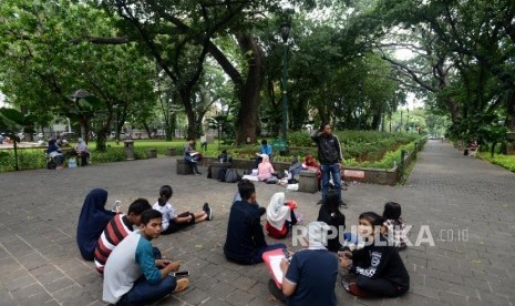 Sejumlah warga beraktivitas di Taman Suropati, Menteng, Jakarta, Ahad (16/12).