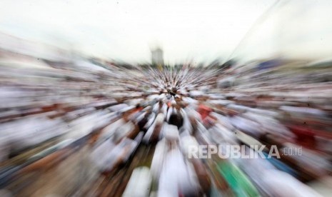 Ribuan umat Islam mengikuti reuni 212 di Monumen Nasional, Jakarta, Sabtu (2/12).