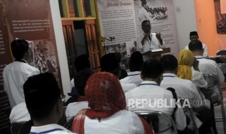 Deklarasi IAJ. Sejumlah peserta alumni Jerman saat menghadiri kegiatan deklarasi Ikatan Alumni Jerman di Aula Museum Perumusan Naskah Proklamasi, Menteng, Jakarta Pusat, Jumat (10/11).