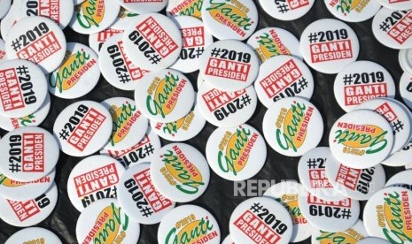 Pin bertuliskan 2019 Ganti Presiden. 