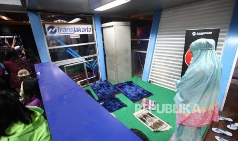 Warga melakukan shalat Maghrib di Mushala Halte Transjakarta Karet, Jalan Sudirman, Jakarta, Selasa (12/12) lalu.