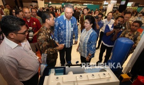 Menteri Kesehatan Nila F Moeloek (kanan) bersama dan Sekjen Kemenkes Untung Suseno Sutarjo (tengah) meninjau alat kesehatan saat pembukaan acara Pameran Pembangunan Kesehatan dan Teknologi Alat Kesehatan Dalam Negeri 2017 di JIEXPO Kemayoran, Jakarta, Kamis (9/10).