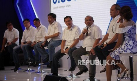 Direktur PT Astra Internasional Tbk Suparno Djasmin (dari kanan ke kiri) didampingi Presiden Direktur Astra Credit Companies Siswadi, Presiden Direktur Toyota Astra Finance Agus Prayitno bersama para pejabat terkait memberikan keterangan kepada media saat Konferensi Pers Astra Finansial GIIAS 2018 di Jakarta, Selasa (24/7).